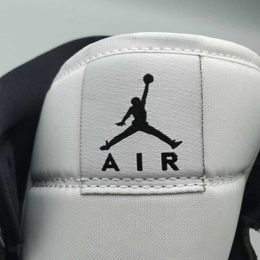 Wmns Air Jordan 1 Mid 