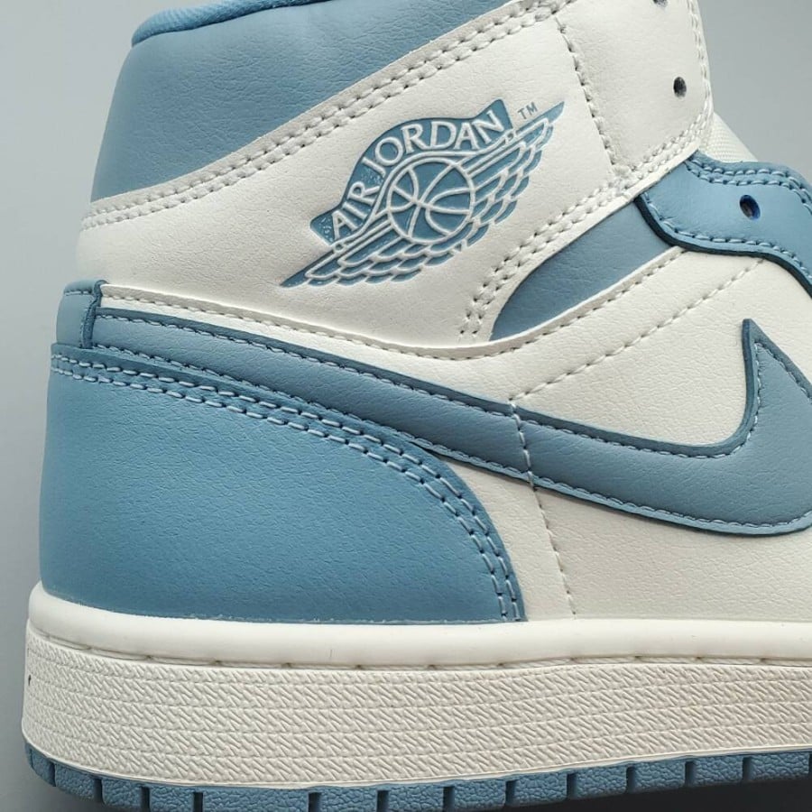 Wmns Air Jordan 1 Mid 