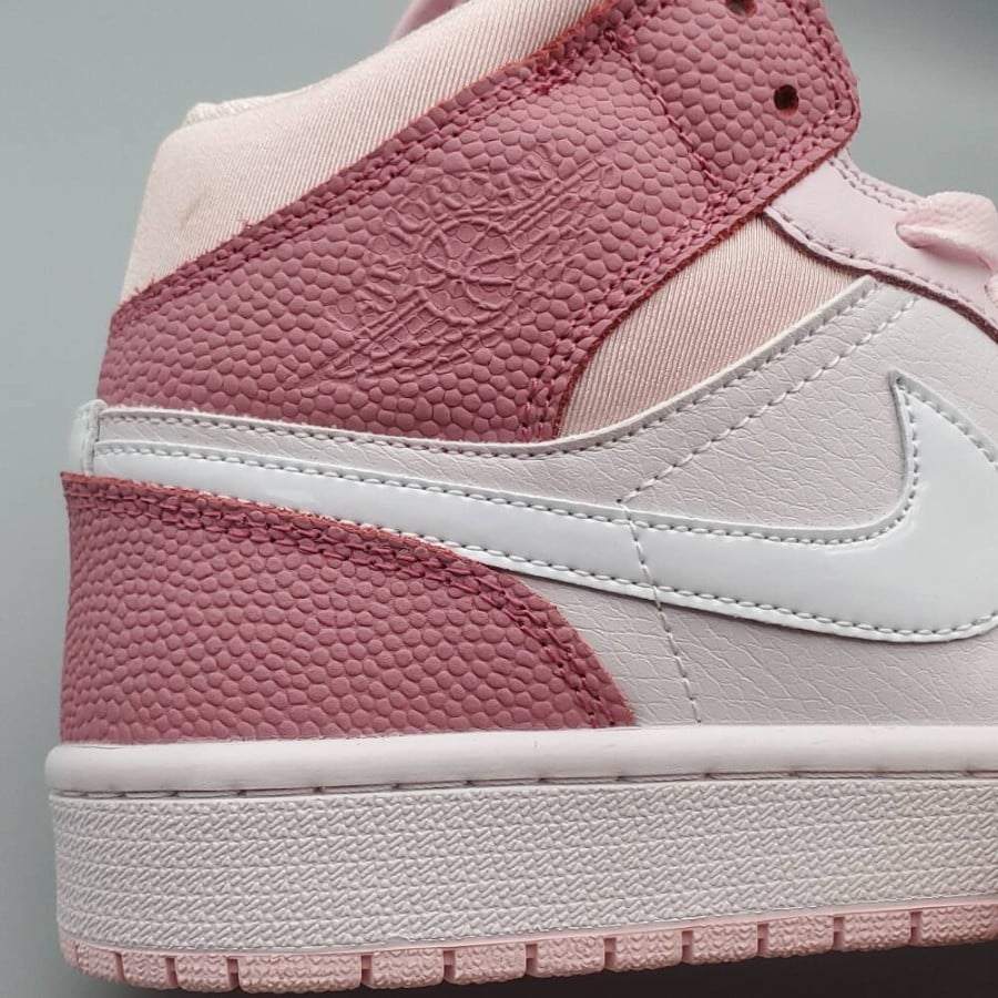 Wmns Air Jordan 1 Mid 