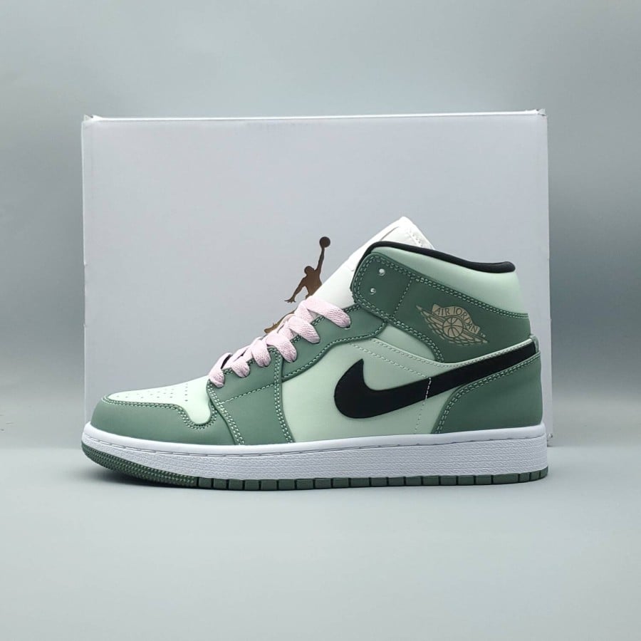 Wmns Air Jordan 1 Mid SE 