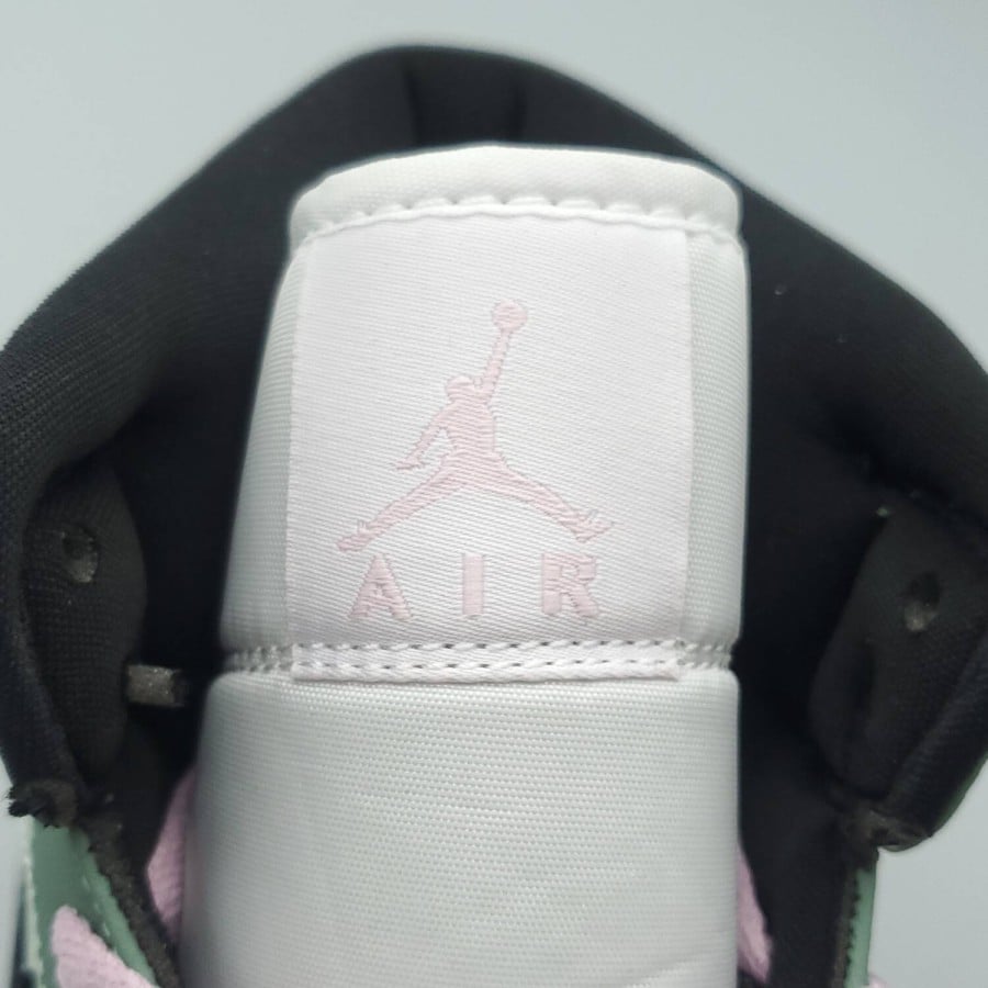 Wmns Air Jordan 1 Mid SE 