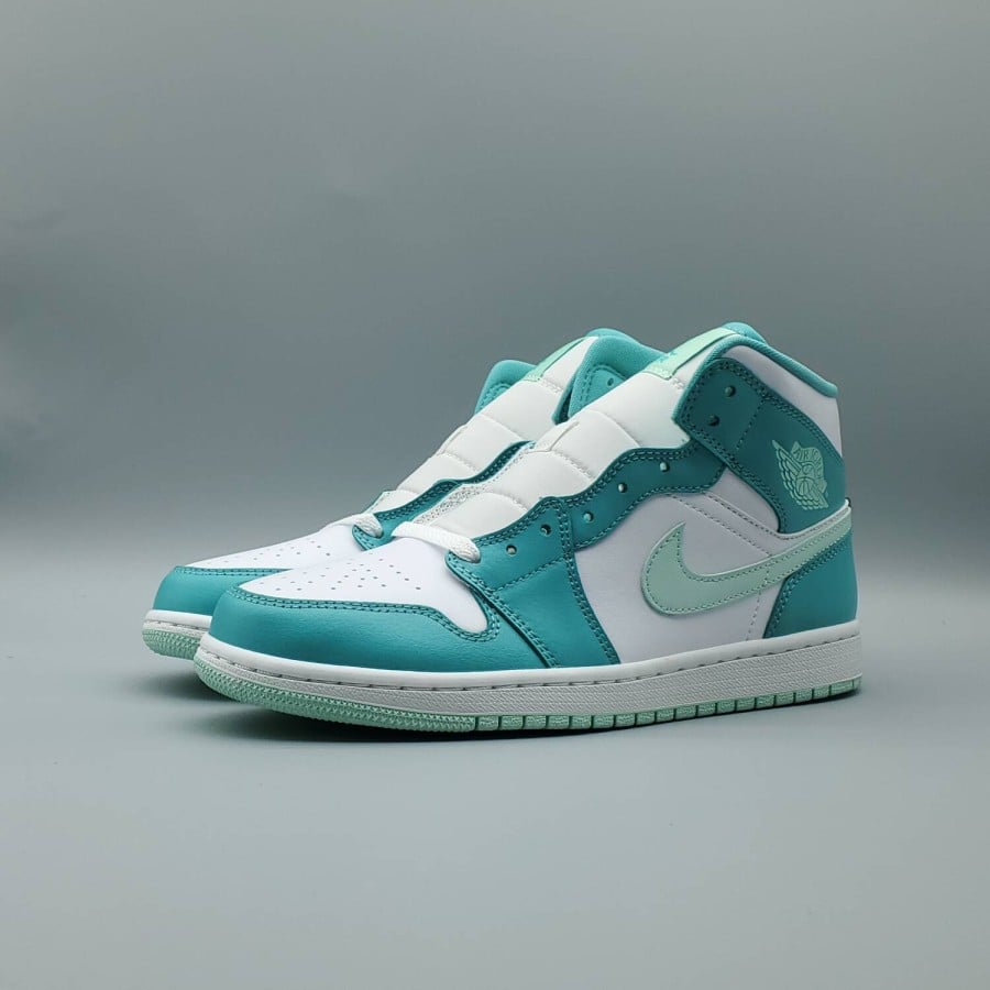 Wmns Air Jordan 1 Mid 