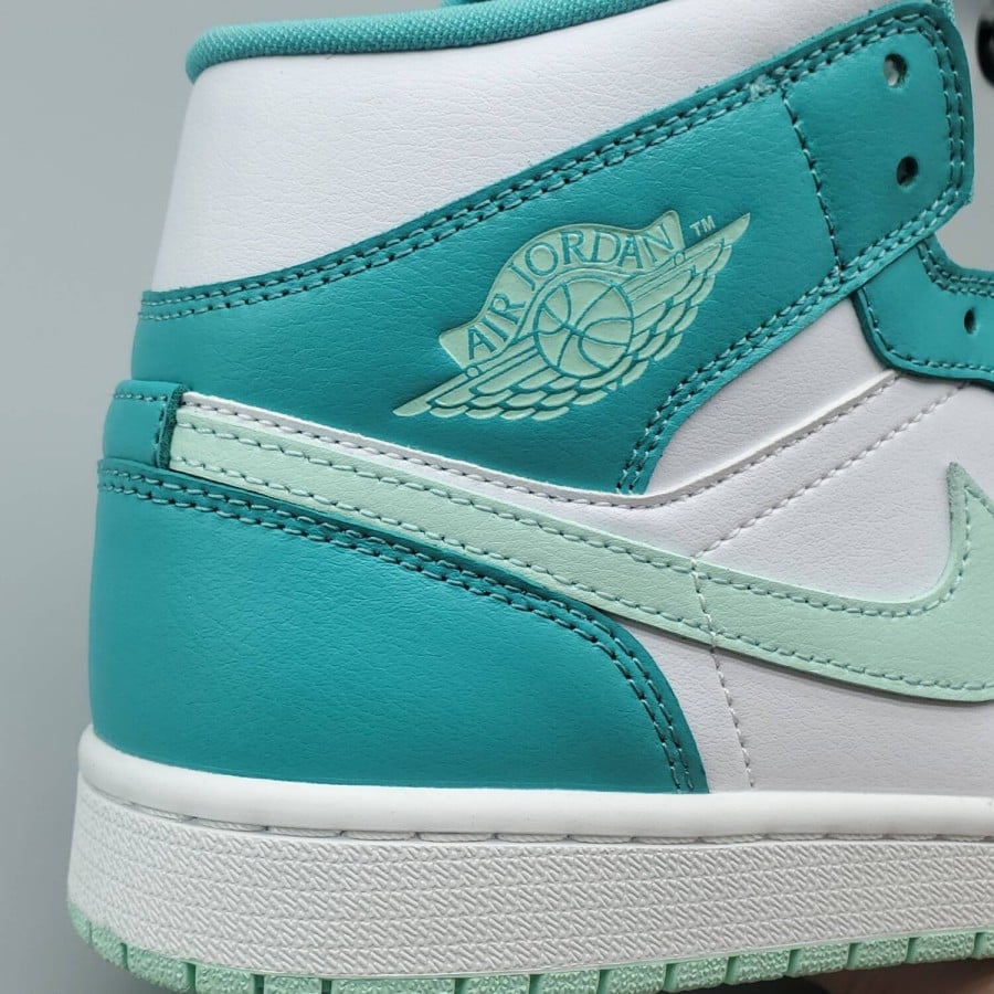 Wmns Air Jordan 1 Mid 