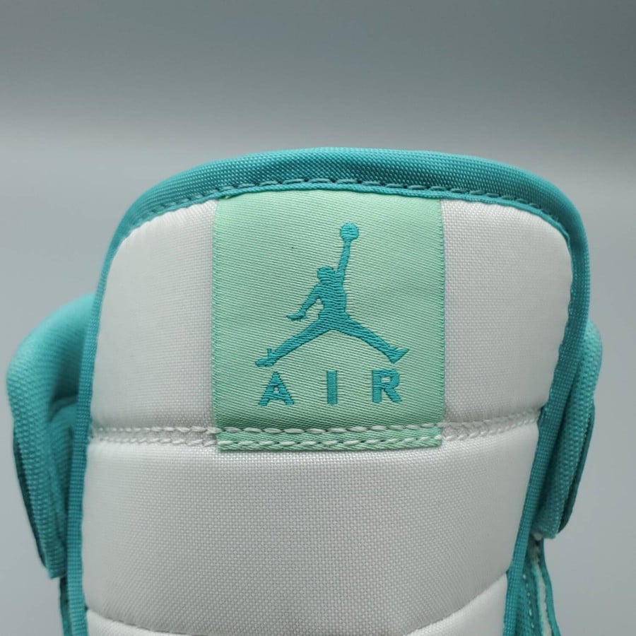 Wmns Air Jordan 1 Mid 