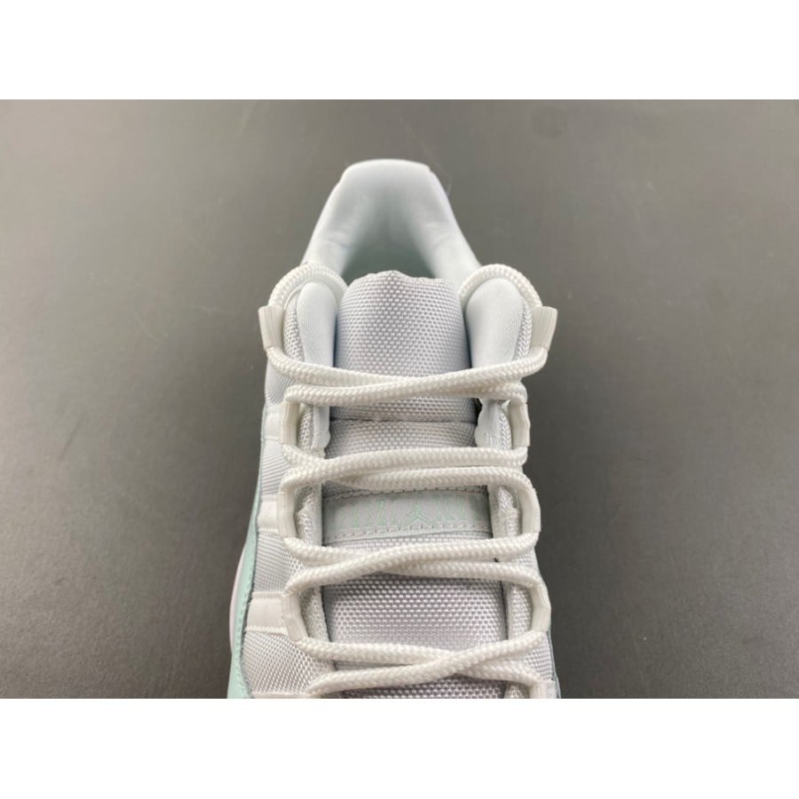 Wmns Air Jordan 11 Retro Low