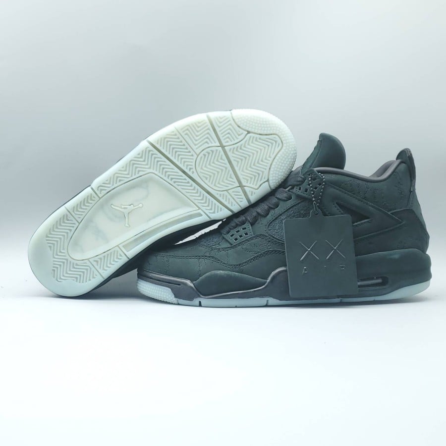KAWS x Air Jordan 4 Retro 