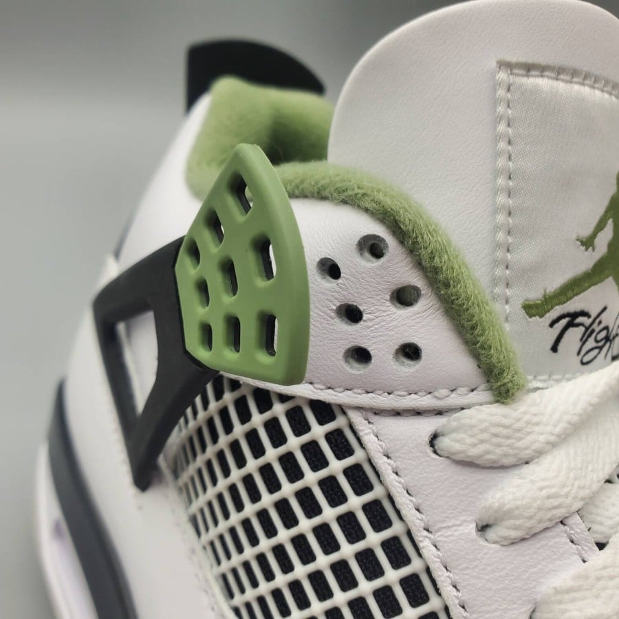Wmns Air Jordan 4 Retro 