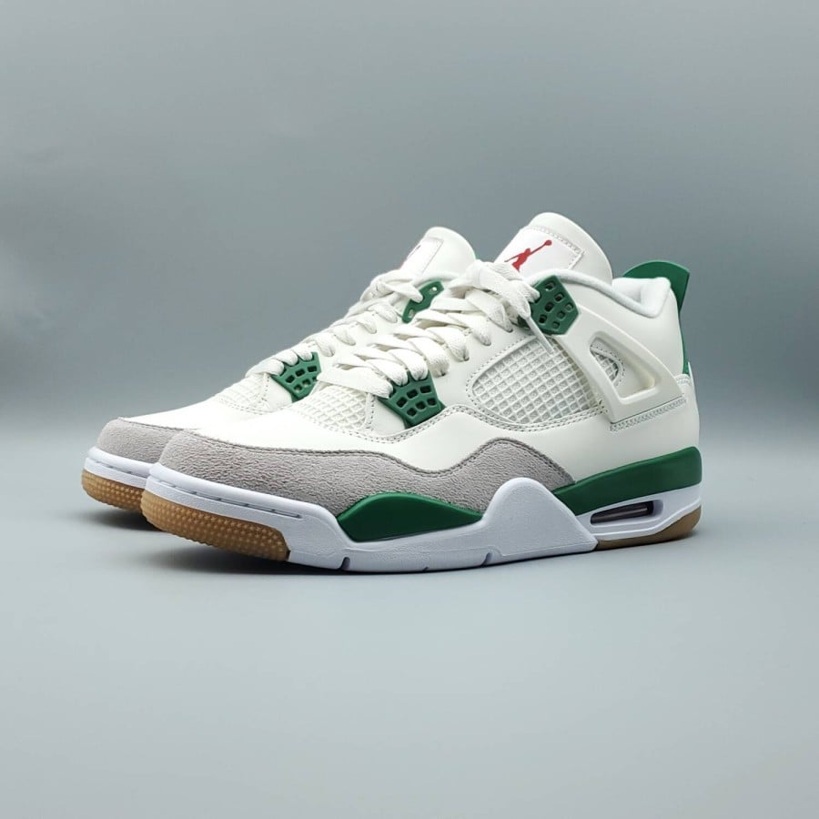 Nike SB x Air Jordan 4 Retro 