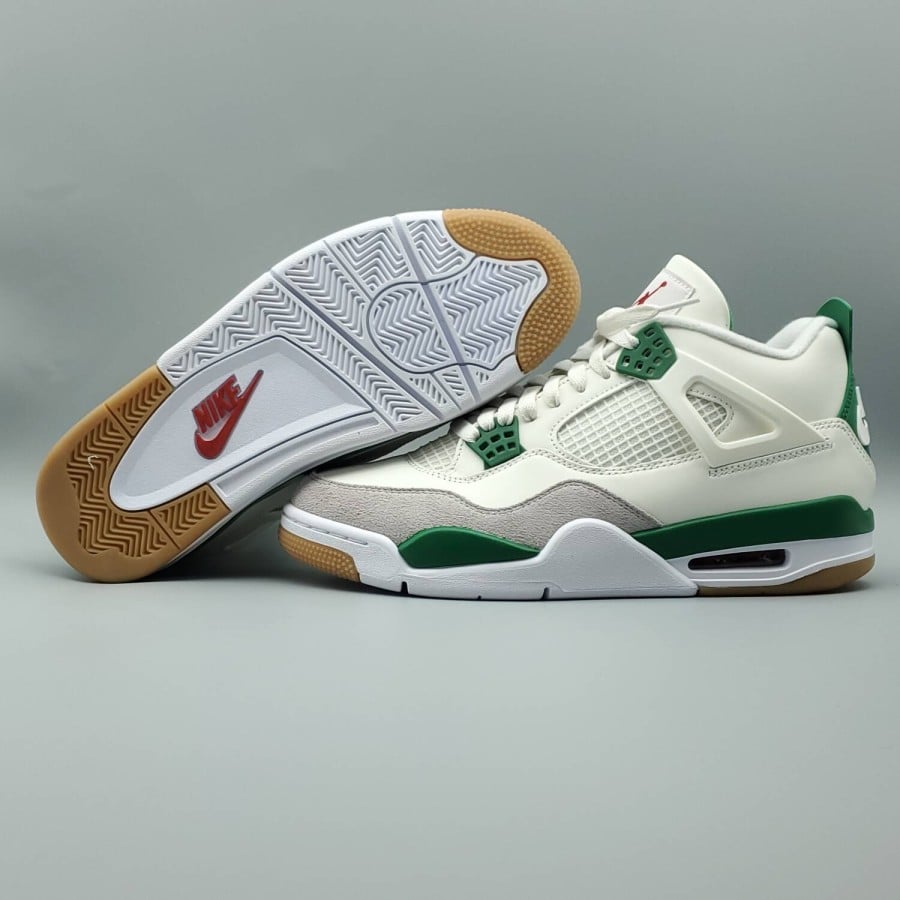 Nike SB x Air Jordan 4 Retro 
