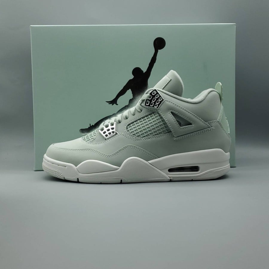 Wmns Air Jordan 4 Retro 
