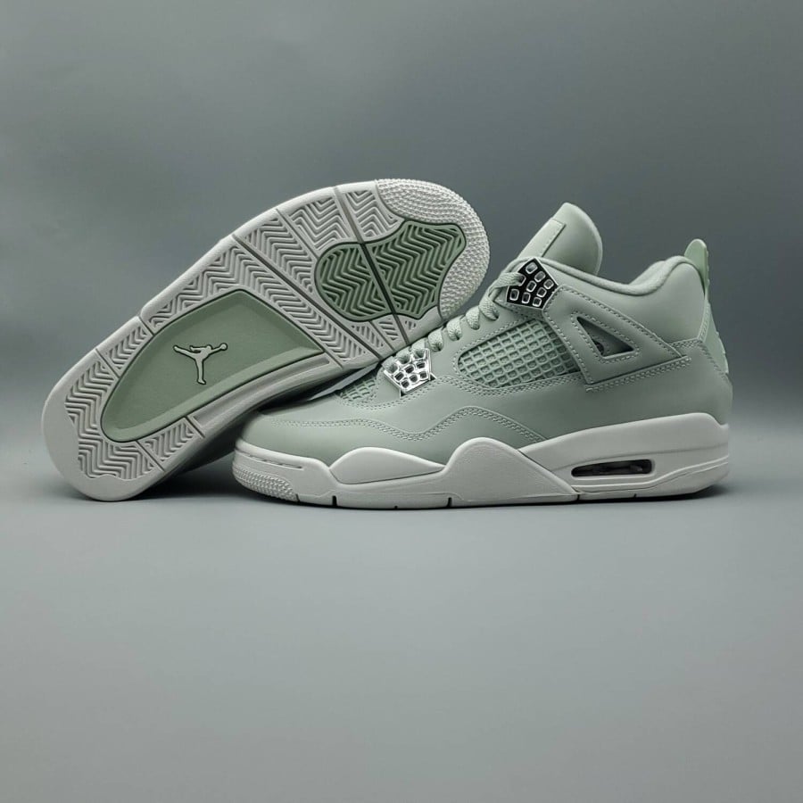Wmns Air Jordan 4 Retro 