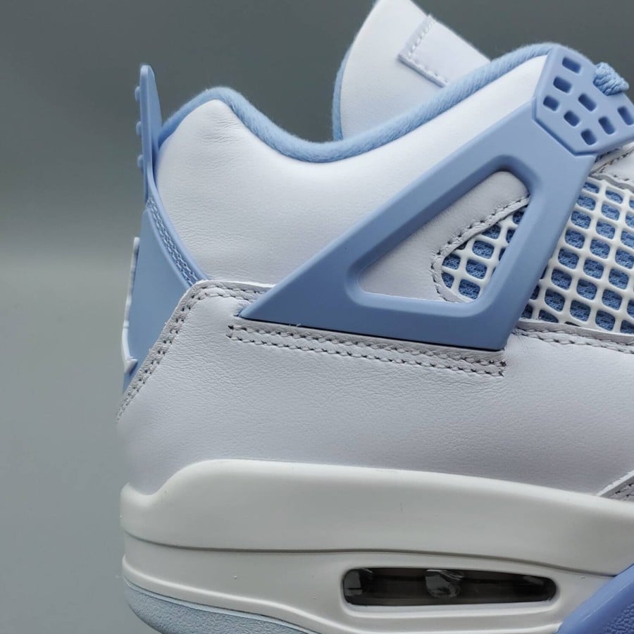 Wmns Air Jordan 4 Retro 